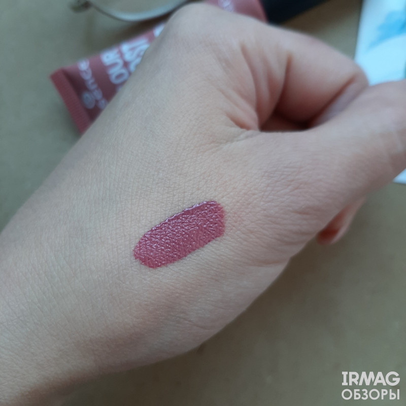Губная помада Essence Colour Boost Mad About Matte Liquid Lipstick (8 мл) - 05 dangerously yours