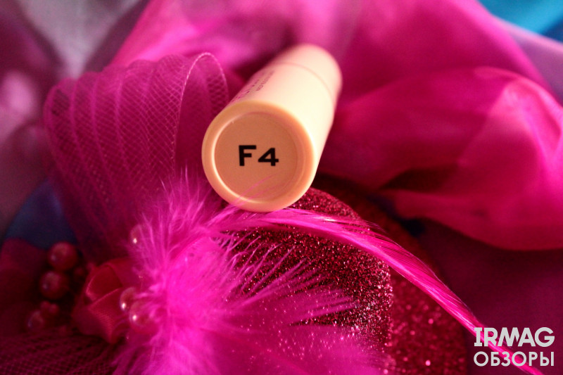 Тональная основа Makeup Revolution Fast Base Stick Foundation (6,2 г) - F4