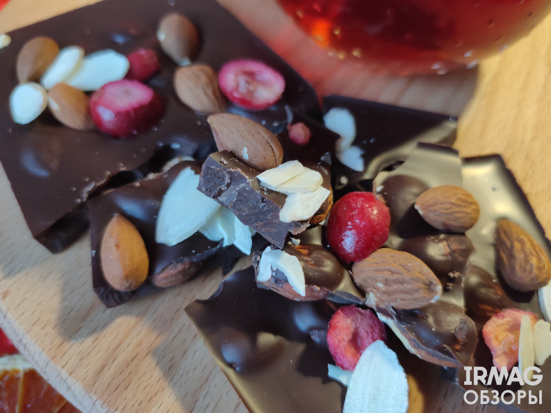 Шоколад горький Априори Deluxe с миндалем и клюквой (100 г)