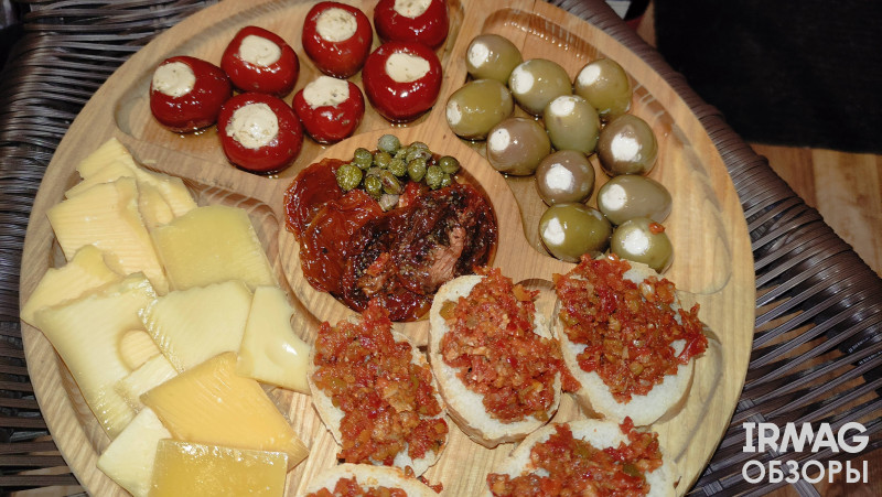 Обзор на антипасти Greco красный перец с сыром фета, Средиземноморскую Брускетту, Оливки с сыром фета и вяленные помидоры Мания с каперсами