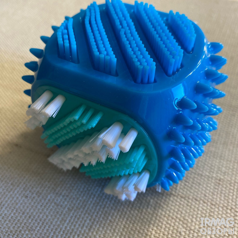 Игрушка-зубная щетка для собак Triol из термопластичной резины Куб (80 мм)