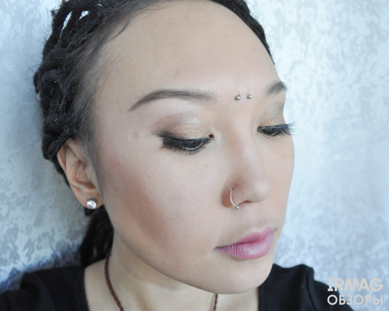 Палетка теней Makeup Revolution Ultra 32 Shade Eyeshadow Palette, Flawless Matte (16 г)